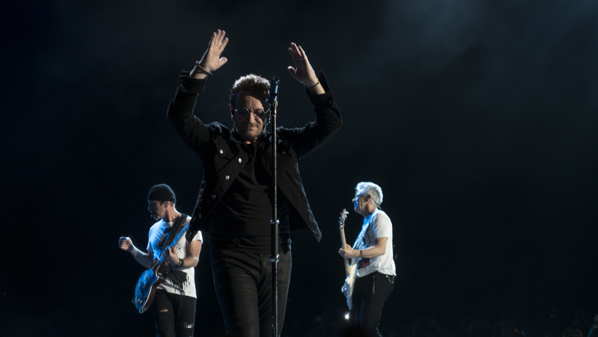 Bono, frontman in front