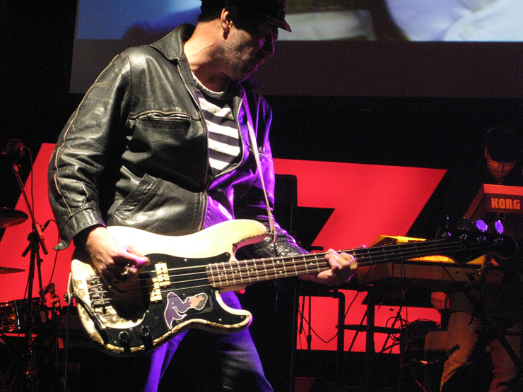 Escape to Plastic Beach Tour 2010 Gorillaz: Paul Simonon