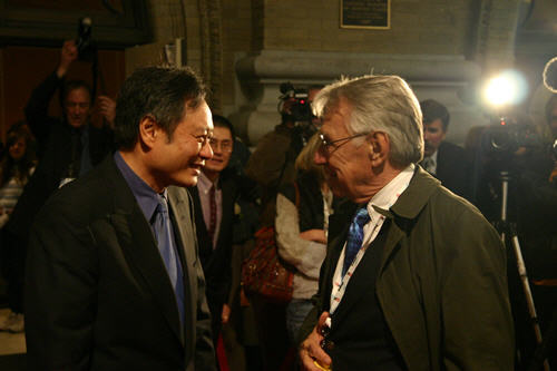 Ang Lee and Philip Baker Hall talk shop on the red carpet