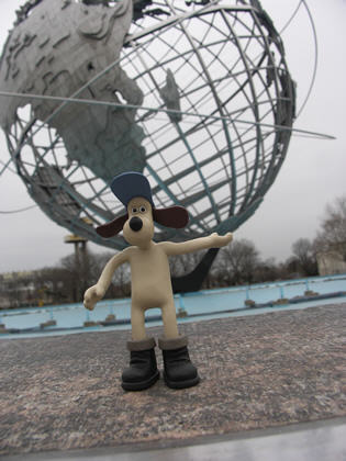 Gromit hamming it up with the Globe.<br>Yes. This amused me.