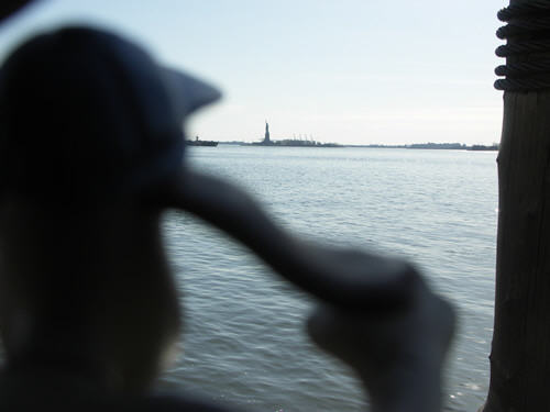 Gromit waving to Lady Liberty