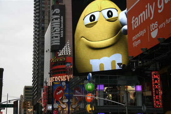 M&M opened a bigger, splashier store right across the street from<br>Hershey's hole in the wall shop.