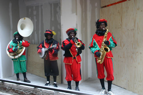 Sinterklaas has a backup band.