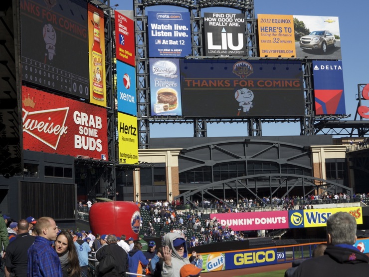 Mets win, defeating the Braves 1-0! They're undefeated!