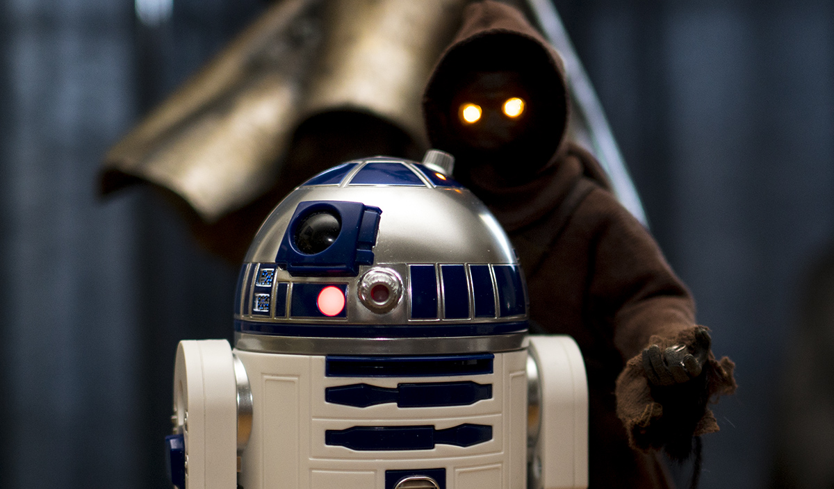 Sphero's R2-D2 with a Jawa